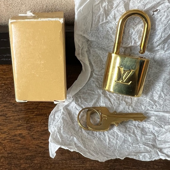 Louis Vuitton Other - 🎉AUTHENTIC Louis Vuitton Gold  Lock and 1 Key